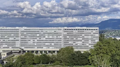 Vista panorámica del edificio de la OIT con cielo azul